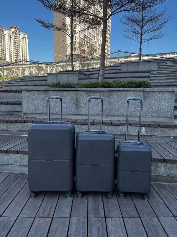 ชุดกระเป๋าเดินทางจากวัสดุ PP ขายร้อน ปรับแต่งโลโก้ hardshell กระเป๋าเดินทางเบา กระเป๋าเดินทางขนาดสูง